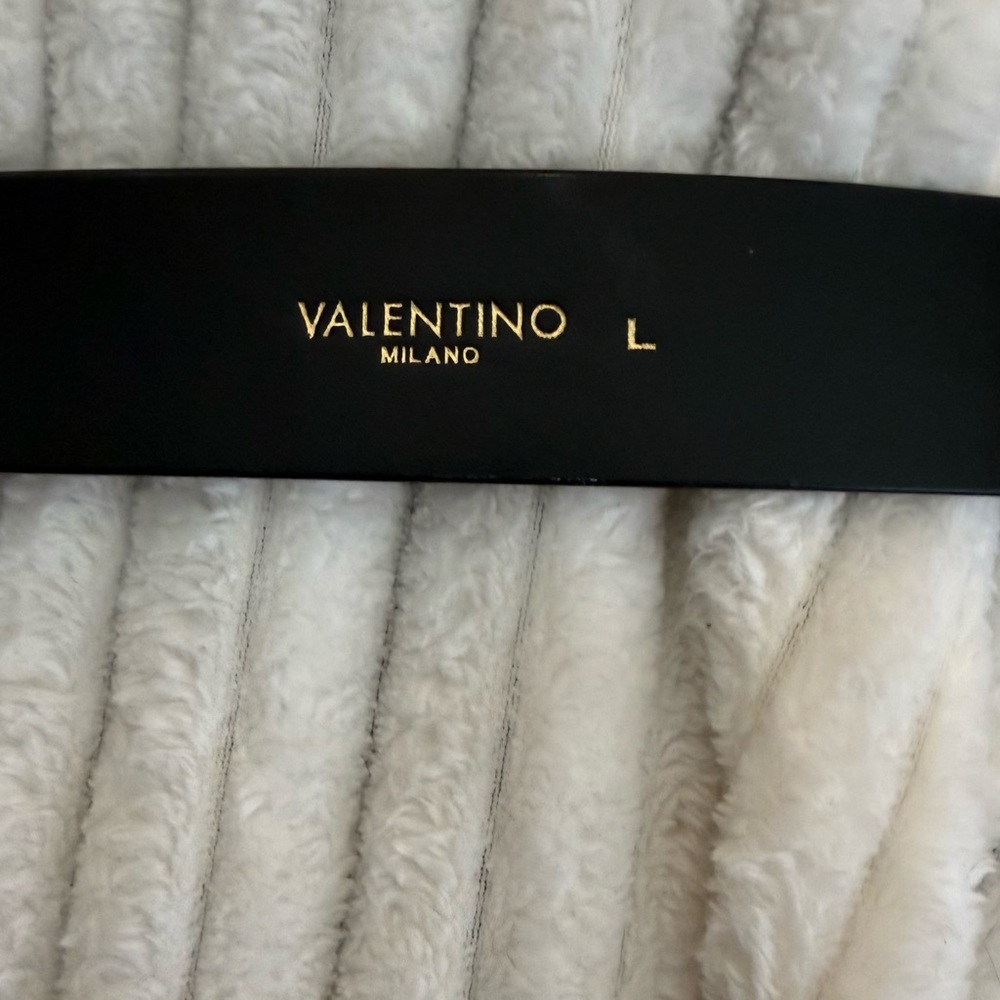 Valentino Garavani Black Leather Belt with Gold Circular V Buckle - Picture 6 of 8